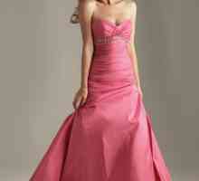 Довге рожеве плаття
