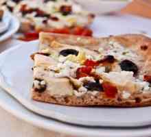 Грецька піца з куркою і соусом дзадзики