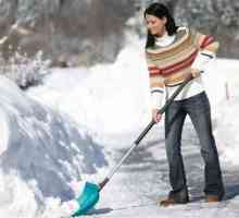 Як правильно чистити сніг лопатою