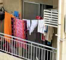 Як висушити одяг на балконі