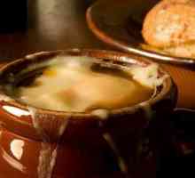 Цибулевий суп, запечений під сирною скоринкою