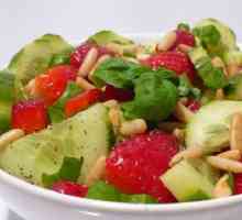 Огірковий салат з полуницею та кедровими горішками