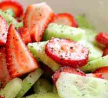 Салат з полуниці, огірків і авокадо