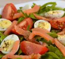 Салат із сьомгою, перепелиними яйцями і томатами черрі