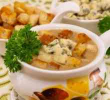 Суп з грибами, сухариками і сиром з благородною цвіллю