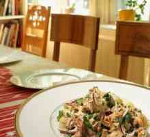 Теплий салат з грибами і сметанним соусом