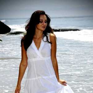 Білі сукні в грецькому стилі: куди і з чим носити
