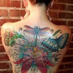 Кольорові жіночі татуювання не виходять з моди