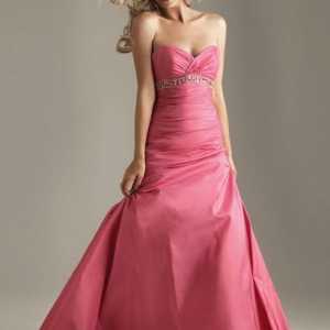 Довге рожеве плаття