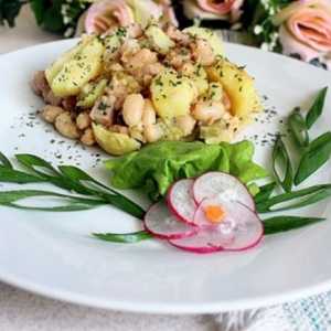 Гарячий картопляний салат з шинкою і квасолею