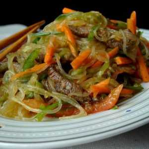Гарячий салат з редискою, яловичиною і морквою