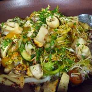 Як готувати салат грибний з кальмарами