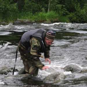 Як ловити рибу руками