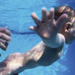 Як навчити грудничка плавати