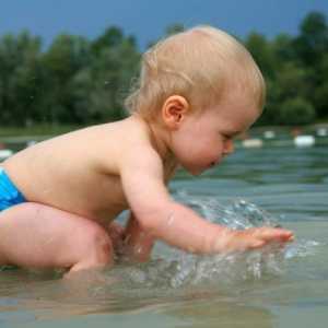 Як навчити новонародженого плавати