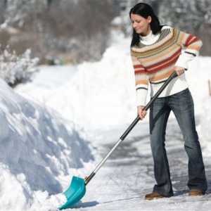 Як правильно чистити сніг лопатою