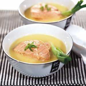 Як приготувати холодний суп з лосося з луком-пореєм