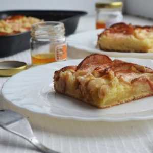 Як приготувати яблучно-медовий бісквітний пиріг