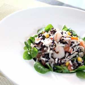 Як приготувати салат з рисом, креветками і копченим лососем