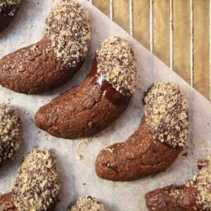 Як приготувати шоколадне печиво у формі півмісяців