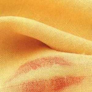 Як видалити плями від помади з тканини