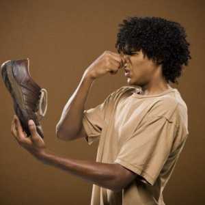 Як видалити запах з взуття