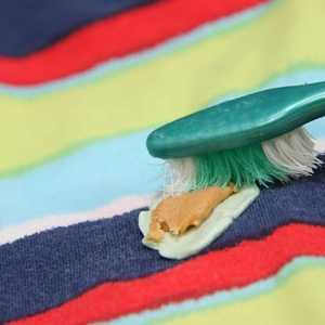 Як видалити жуйку з тканини
