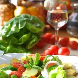 Як прикрасити святковий салат
