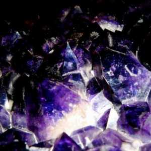 Які дорогоцінні камені бувають фіолетового кольору