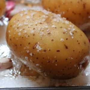 Картопля, запечена в духовці в скоринці з солі
