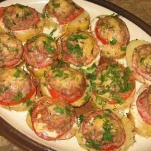 Картопля, запечена з котлетками, помідорами і сиром