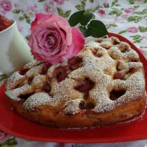 Полуничний бісквітний пиріг з екзотичними цукатами