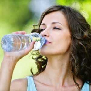 Пити воду при хвилюванні: як це працює