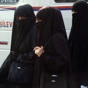 Чому традиційний одяг арабських жінок чорного кольору