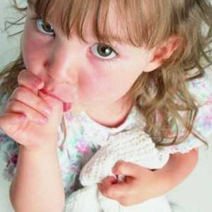 Чому у дитини білі плями на нігтях