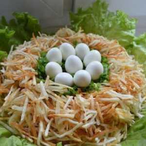Салат "гніздо глухаря" з перепелиними яйцями