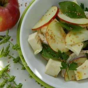 Салат з яблуками і куркою