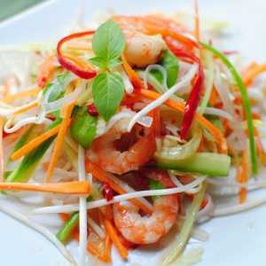 Салат з морепродуктами і рисовою локшиною