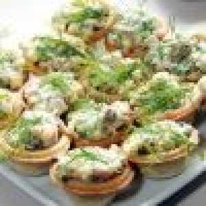 Салат в тарталетках з грибами і солоними огірочками
