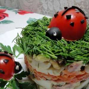 Листковий м`ясний салат з овочами і чорносливом
