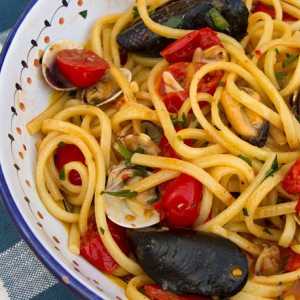 Спагеті з молюсками, мідіями і помідорами