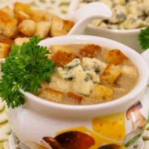 Суп з грибами, сухариками і сиром з благородною цвіллю