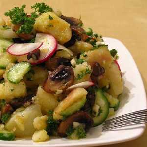 Теплий салат з картоплею і огірками