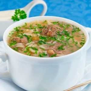 Томатний суп з фрикадельками і рисом