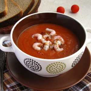 Томатний суп з креветками і горілкою