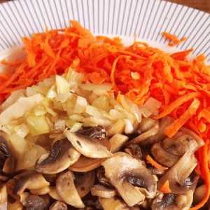 Закуска з морквою і грибами