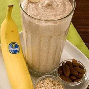 Здоровий сніданок - банановий йогурт з мигдалем і вівсяними пластівцями!