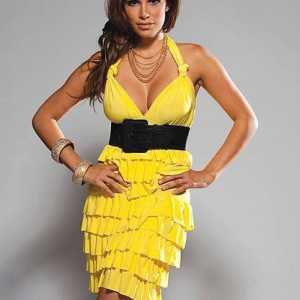 Жовта сукня: вибір аксесуарів